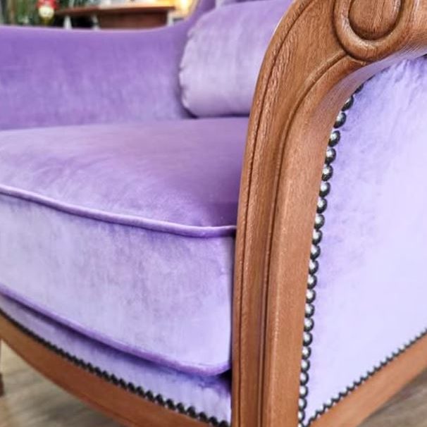 Fauteuil velours violet et bois Carlucci par Elodie Launay tapissière décoratrice à Pontivy et Marie de La Grange aux Papillons