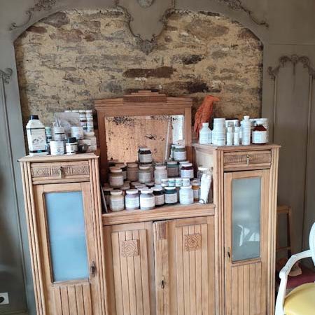 La Grange aux Papillons tenue par Marie à Crédin propose de la vente de peinture naturelle.