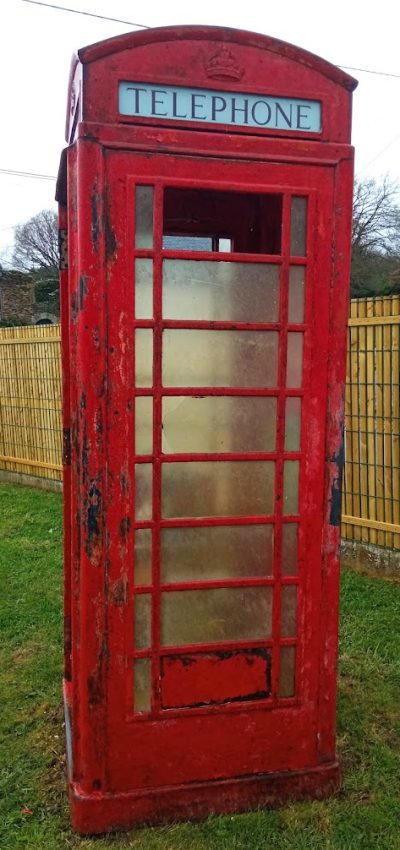 Décapage d'une cabine téléphonique ancienne de Londres par Nicosteelwoods à Crédin - avant