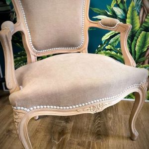 Fauteuil cabriolet Louis XV camel et bois, restauration bois par Elodie Launay tapissière décoratrice à Pontivy et Marie de La Grange aux Papillons