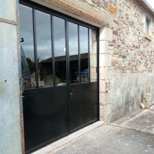 Fabrication double-porte verrière en métal noir, extérieur, Nicosteelwoods à Crédin