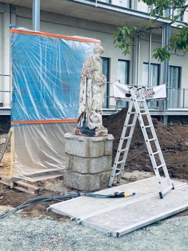 Nettoyage et décapage d'un monument homme et enfant en fonte par Nicosteelwoods à Crédin - en cours